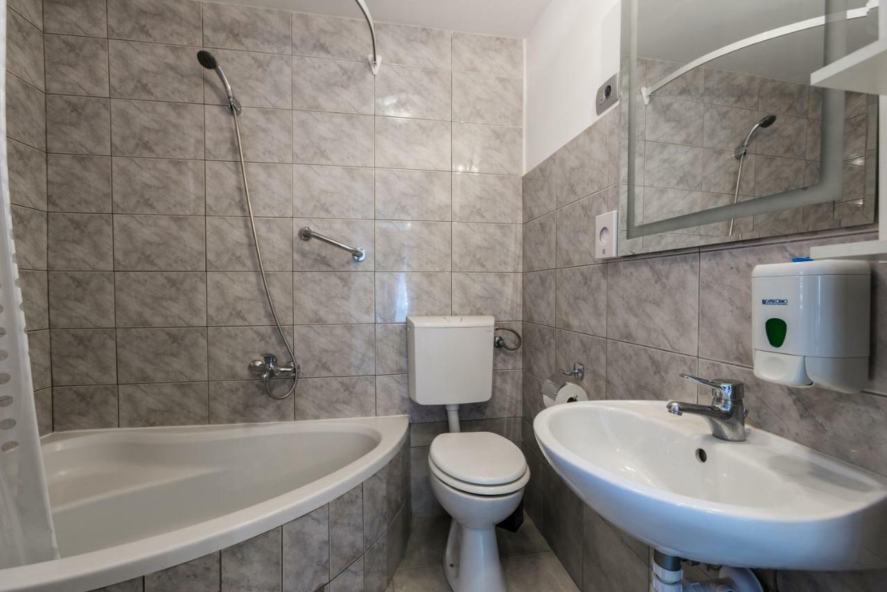 Nona Lena Studio Apartment Сплит Екстериор снимка